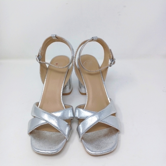 DELICIOUS silver metallic  ankle strap heels - Picture 4 of 7